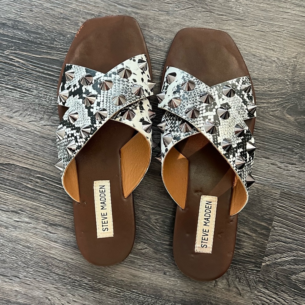 Steve Madden Spiked Flat Sandal Multi Snake - size 7.5